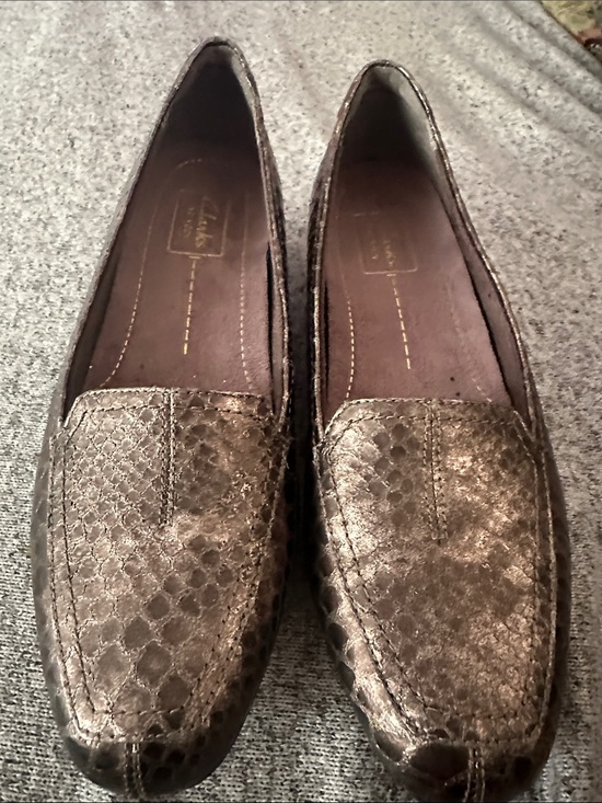 Clarks Shoes - New Clarks leather Metallic Gold Snake-Texture Loafers - Women's Sz 8.5